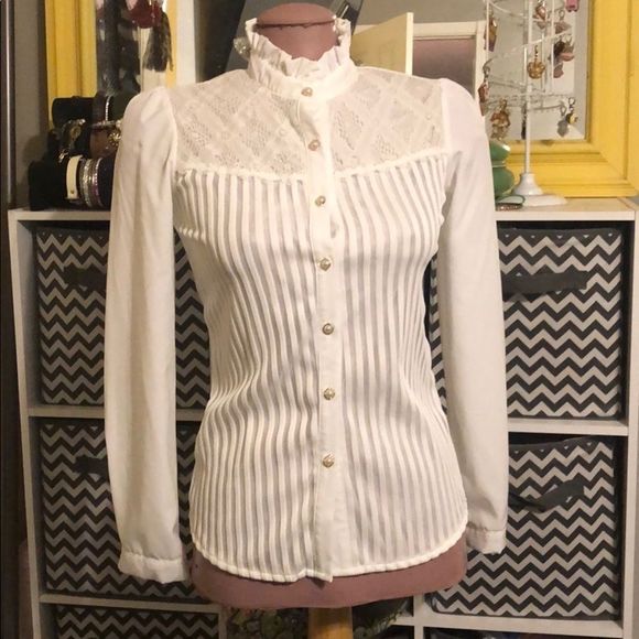 Tops - Stunning button up unbranded vintage style top